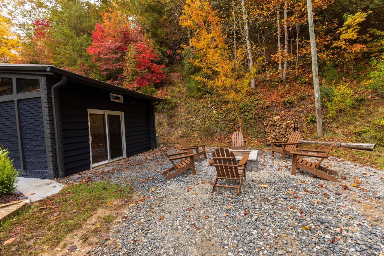 Fun Cabin With Hot Tub, Pool Table & Fire Pit - Big Blue Bryson City Ngoại thất bức ảnh