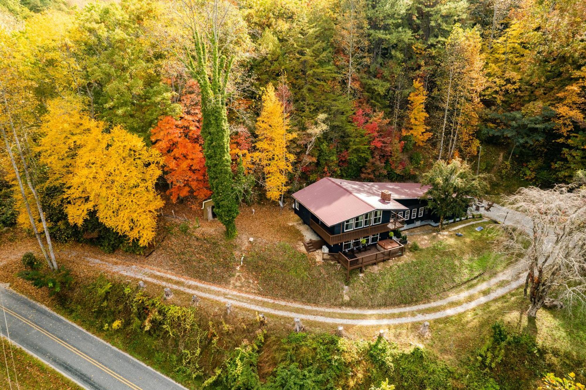 Fun Cabin With Hot Tub, Pool Table & Fire Pit - Big Blue Bryson City Ngoại thất bức ảnh